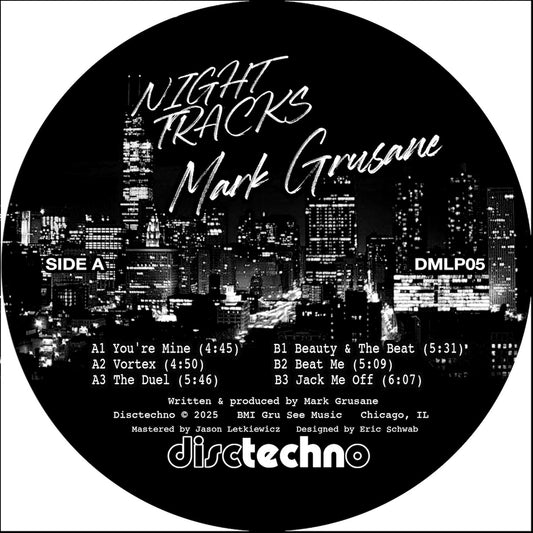 Etiqueta A del vinilo Mark Grusane – Night Tracks en Disctechno, con pistas, duraciones, créditos y catálogo DMLP05 sobre skyline nocturno.