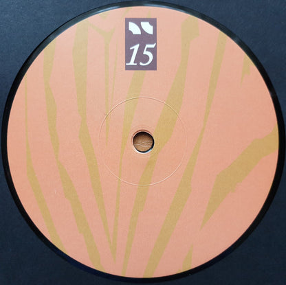 Contraportada del vinilo Mathew Jonson - "Panna Cotta / Passage To The Other Side" de Itiswhatitis Recordings en 12". Fondo con patrón en tonos cálidos y el número de catálogo "15". Texto impreso: sin tracklist, solo el logo del sello y la numeración.