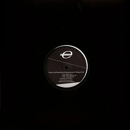 Contraportada del vinilo Metro Area – Metro Area 4 mostrando la funda negra con la etiqueta del lado B a la vista. Edición 12" remasterizada bajo el sello Environ.