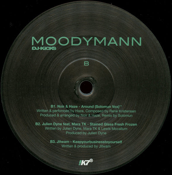 Etiqueta central del lado B del vinilo Moodymann – DJ-Kicks mostrando pistas de Noir & Haze, Julien Dyne y Jitwam en edición triple LP.