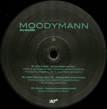 Etiqueta central del lado B del vinilo Moodymann – DJ-Kicks mostrando pistas de Noir & Haze, Julien Dyne y Jitwam en edición triple LP.