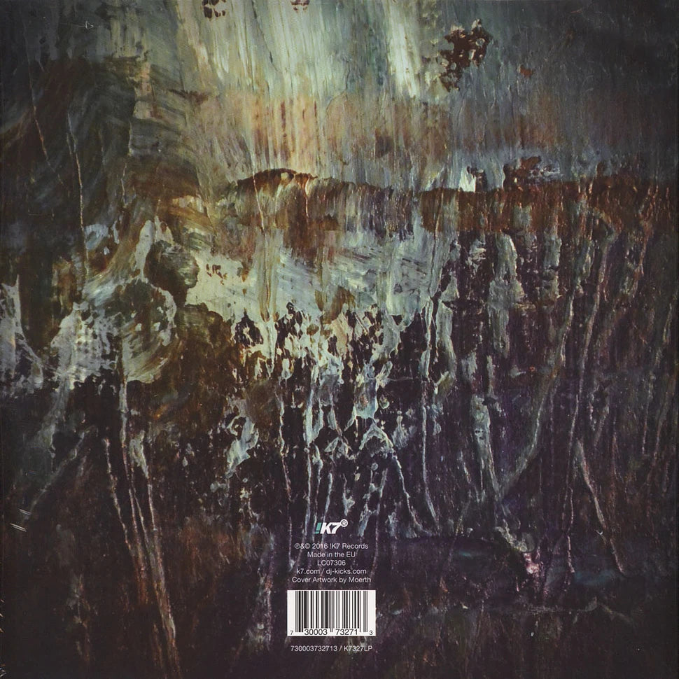 Textura pictórica oscura con créditos y sello !K7 Records en la contraportada del vinilo Moodymann – DJ-Kicks en edición triple LP.