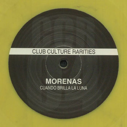 Contraportada del vinilo Morenas - Cuando Brilla La Luna lanzado por Club Culture Rarities. Incluye lista de canciones y créditos. Edición en vinilo amarillo de 12". Texto impreso: "DFC", "Cuando Brilla La Luna", nombres de los mixes y artistas involucrados.