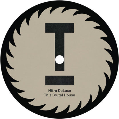 Lado A del vinilo Nitro Deluxe / Mark Knight – This Brutal House, con etiqueta beige, logo negro y título impreso.