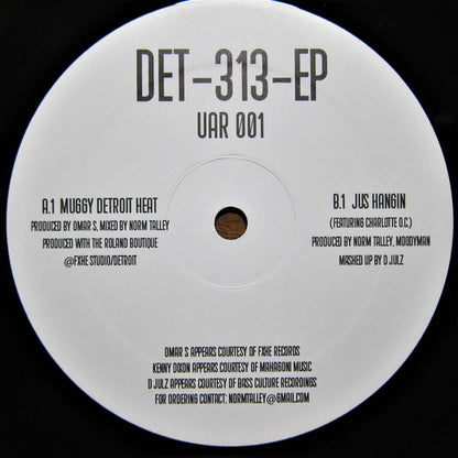 Etiqueta central principal del vinilo Norm Talley, Moodymann, Omar S – Det-313-EP con listado de pistas “Muggy Detroit Heat” y “Jus Hangin”, créditos y catálogo UAR001.