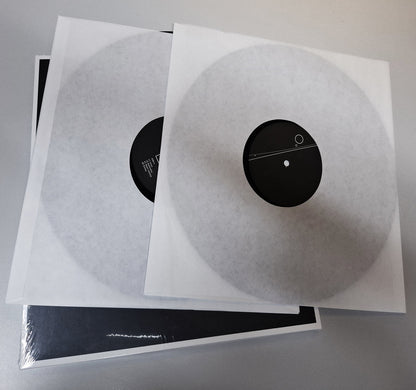 Dos vinilos del álbum Ø – Aste con etiquetas negras de diseño lineal, edición 2×LP de Sähkö Recordings en funda interior.