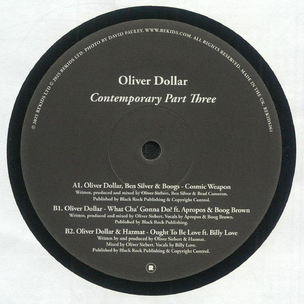 Portada trasera del vinilo Oliver Dollar – Contemporary Part Three editado por Rekids en formato 12". Texto impreso: imagen en blanco y negro con Oliver Dollar operando equipo de audio.