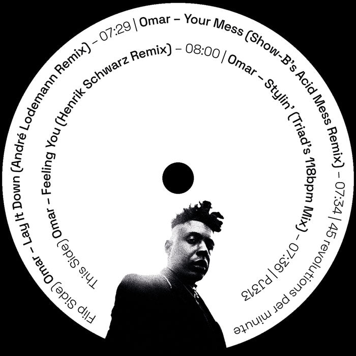 Etiqueta central del vinilo Omar Feat. Stevie Wonder – The Remixes (12", Peppermint Jam) con cuatro remezclas: “Lay It Down (André Lodemann Remix)”, “Feeling You (Henrik Schwarz Remix)”, “Your Mess (Show-B’s Acid Mess Remix)” y “Stylin’ (Triad’s 118bpm Mix)”. Diseño limpio en blanco y negro con retrato de Omar en la parte inferior y detalles visibles de duración, créditos y catálogo del vinilo.