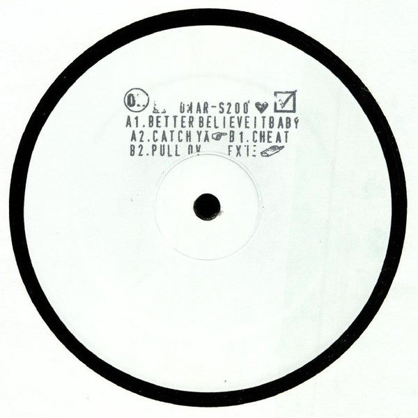 Etiqueta central del lado A del vinilo "Omar-S – Pull Ovaa" bajo el sello FXHE Records, formato 12" white label. La lista de pistas incluye "Better Believe It Baby," "Catch Ya," "Cheat," y "Pull Ovaa."
