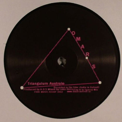 Portada delantera del vinilo "Triangulum Australe" de Omar S, lanzado bajo el sello FXHE Records en formato 12". El diseño presenta un triángulo con las letras de "OMARS" y el título del álbum al pie.