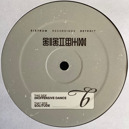 Portada trasera del vinilo con información del sello y lista de canciones. Texto impreso: "This Side: Inoffensive Dance / That Side: Solitude".