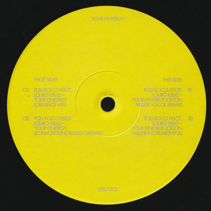 Etiqueta central amarilla del lado A del vinilo Pau Roca Feat. Laura Elle – Your Energy de Escola, con títulos de las pistas y remixes impresos en tipografía delgada azul.