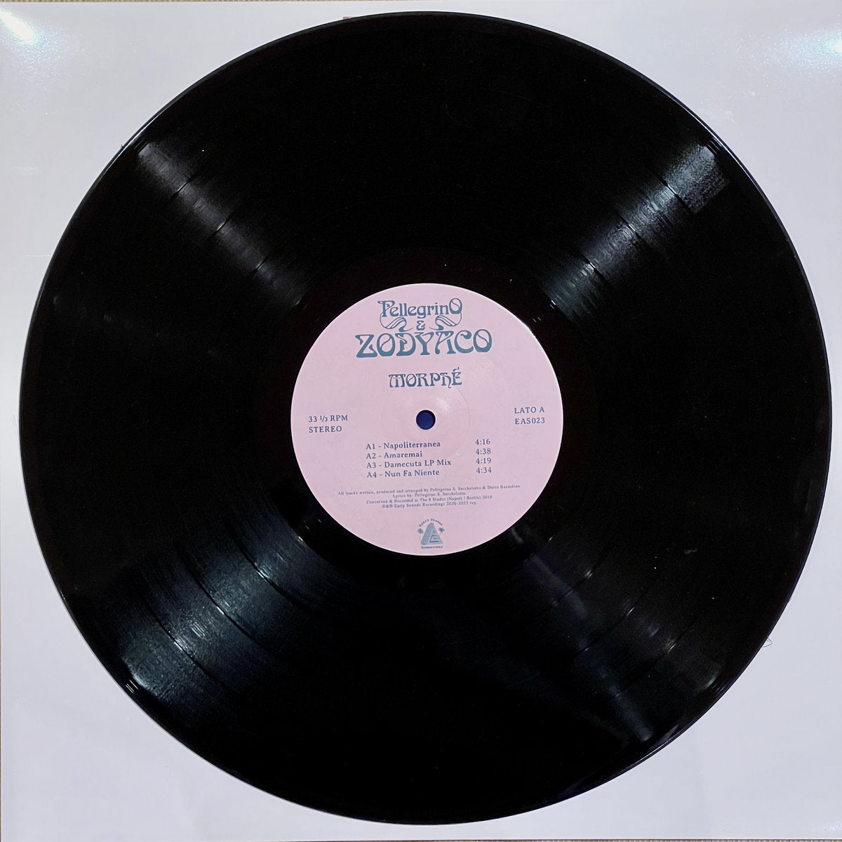 Etiqueta central del vinilo Pellegrino & Zodyaco – Morphé, lado A, mostrando el listado de temas, duración y número de catálogo EAS023.