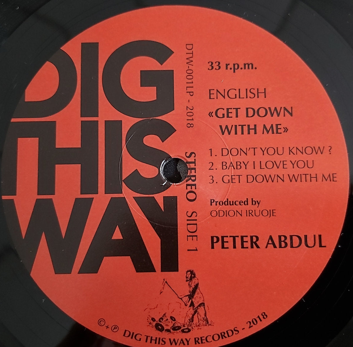 Etiqueta central lado A del vinilo Peter Abdul – Get Down With Me con catálogo DTW-001LP, tres pistas visibles y créditos de producción.