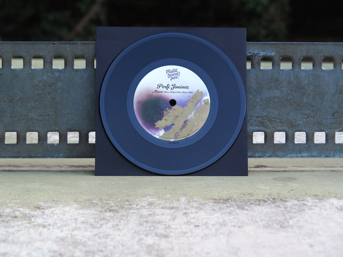 Lado B del vinilo Porfi Jiménez – Miami de Matasuna Records, mostrado sobre fondo metálico, detalle del sello y su etiqueta color pastel.