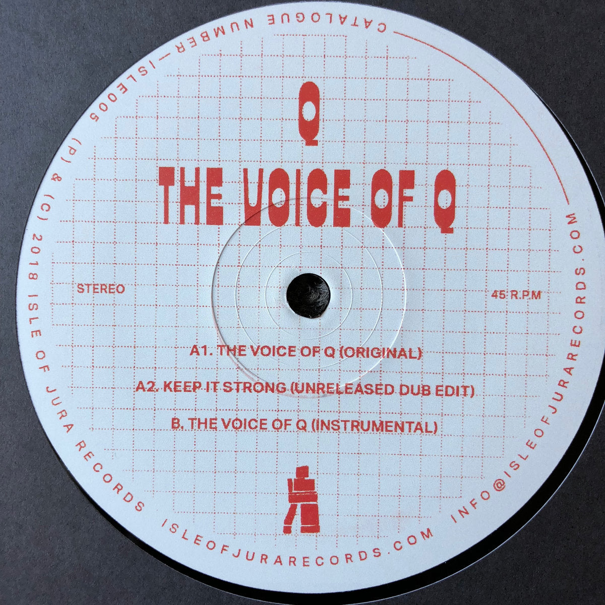Etiqueta central del lado A del vinilo Q – The Voice Of Q mostrando pistas originales, reedición 12 pulgadas de Isle Of Jura a 45 RPM.