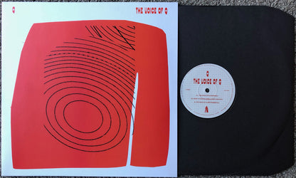 Vinilo Q – The Voice Of Q junto a su funda exterior negra, reedición 12 pulgadas de Isle Of Jura pensada para DJs y coleccionistas.