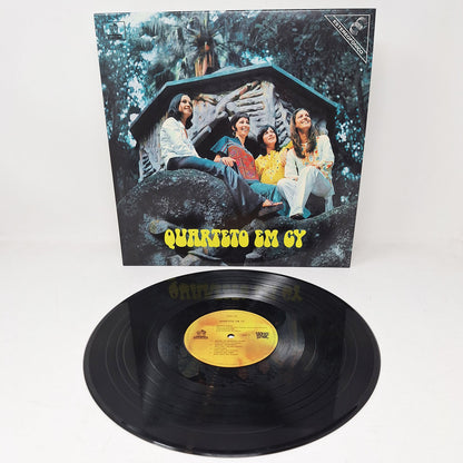 Vinilo Quarteto Em Cy – Quarteto Em Cy junto a su portada, con disco negro y etiqueta amarilla de Vampi Soul.