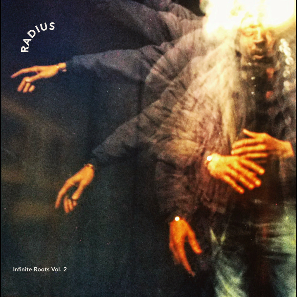 Portada del vinilo Radius – Infinite Roots Vol. 2 en edición LP de ETC Records, con arte borroso y brazos en movimiento que atraen a DJs y coleccionistas.