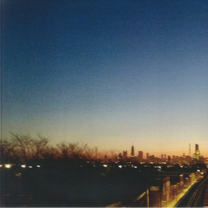 Contraportada del vinilo Rahaan - Chicago's Club Culture, editado por Now Is Not The Time. Vista urbana de Chicago con detalles crepusculares.