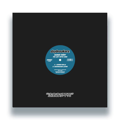 Portada del vinilo Rainer Trüby – The Lost Tapes 2008 de Daybreakers 12", funda negra con ventana circular que deja ver la etiqueta azul y tipografía en chino en la parte inferior.