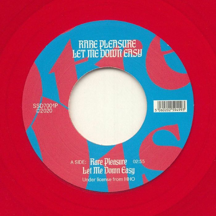 Portada delantera del sencillo/álbum en vinilo, con detalles de la etiqueta. Rare Pleasure – Let Me Down Easy en vinilo 7" rojo, bajo el sello South Street Disco.