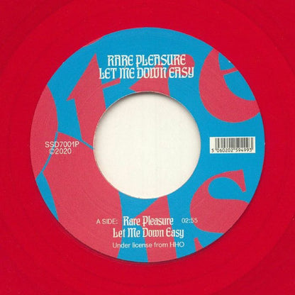 Portada delantera del sencillo/álbum en vinilo, con detalles de la etiqueta. Rare Pleasure – Let Me Down Easy en vinilo 7" rojo, bajo el sello South Street Disco.
