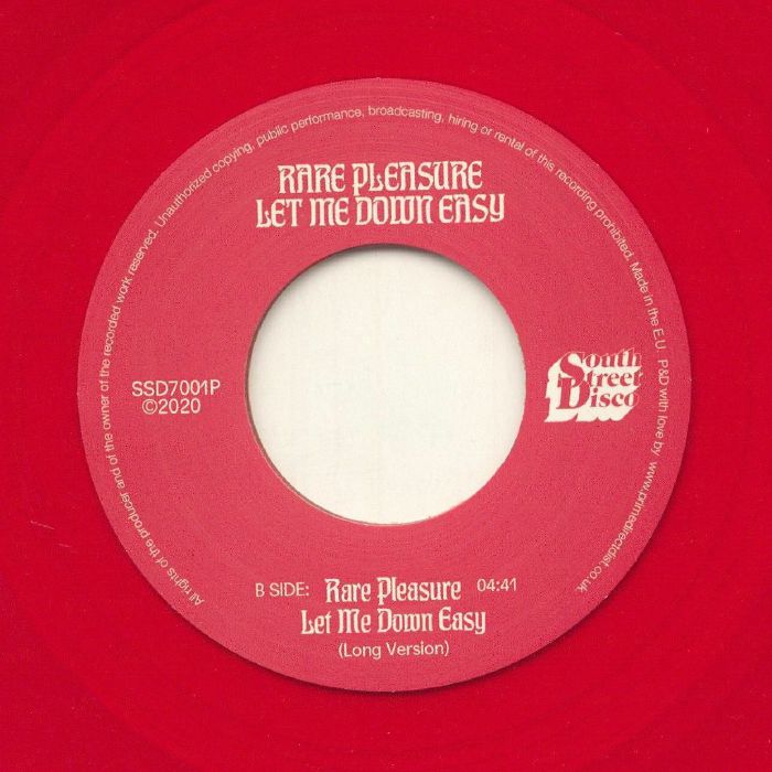 Contraportada del sencillo/álbum en vinilo, mostrando la información del lado B. Rare Pleasure – Let Me Down Easy, vinilo 7" rojo, bajo el sello South Street Disco.