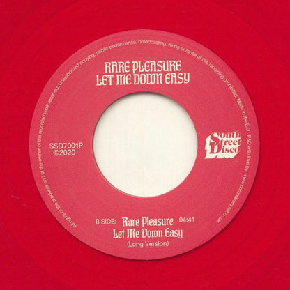 Contraportada del sencillo/álbum en vinilo, mostrando la información del lado B. Rare Pleasure – Let Me Down Easy, vinilo 7" rojo, bajo el sello South Street Disco.