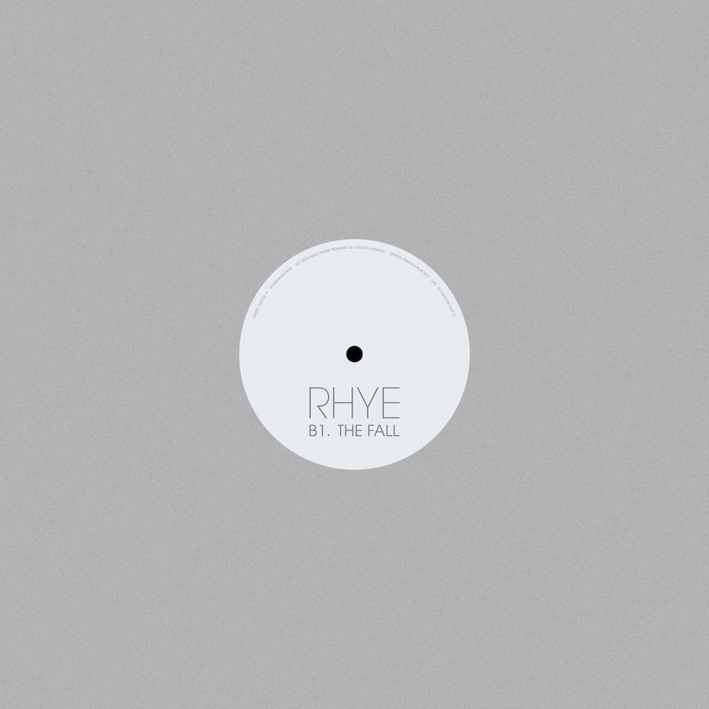 Portada trasera del vinilo Rhye – The Fall Maurice Fulton Remix, lanzado por Be With Records en formato 12", reedición. Texto impreso: B1. THE FALL.