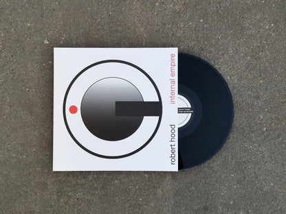 Vinilo de Robert Hood – Internal Empire parcialmente extraído de su funda, mostrando el lado A con etiqueta central.