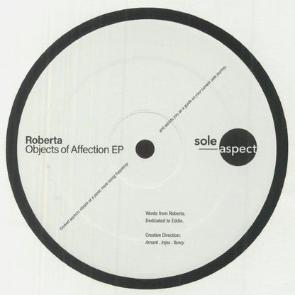 Portada trasera del vinilo Roberta – Objects of Affection EP de Sole Aspect. Texto impreso con créditos, dedicatoria y dirección creativa en un diseño limpio y elegante.