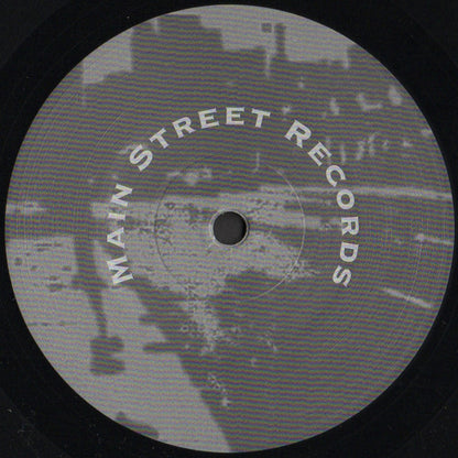 Etiqueta central del lado B del vinilo Round Three Feat. Paul St. Hilaire – Acting Crazy, diseño minimalista en blanco y negro con logo de Main Street Records, reedición en 12".