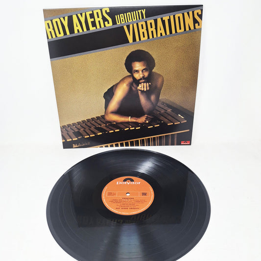 Vinilo negro de Roy Ayers Ubiquity – Vibrations frente a la portada, con etiqueta Polydor naranja.