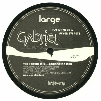 Portada delantera del vinilo Gabriel de Roy Davis Jr. & Peven Everett, lanzado por Large Records en formato 12". Texto impreso: título del disco, nombres de los artistas, sello discográfico y detalles de las mezclas en el lado A.