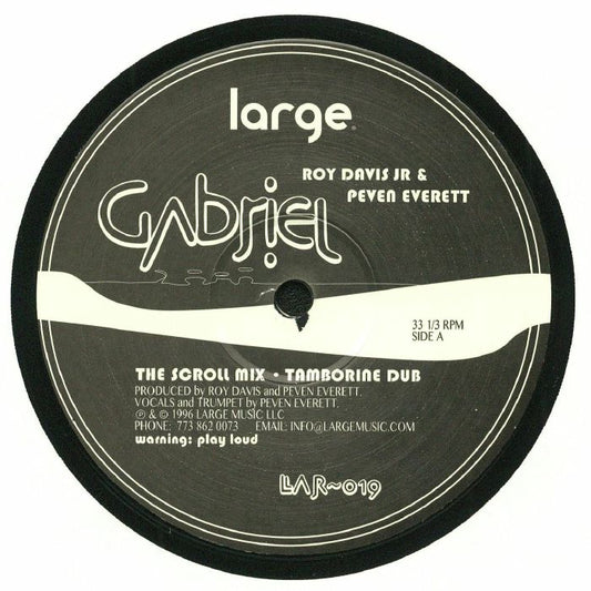 Portada delantera del vinilo Gabriel de Roy Davis Jr. & Peven Everett, lanzado por Large Records en formato 12". Texto impreso: título del disco, nombres de los artistas, sello discográfico y detalles de las mezclas en el lado A.