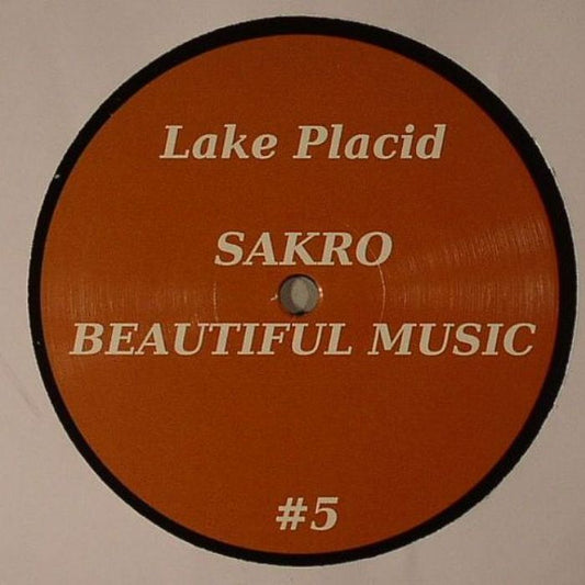 Portada delantera del vinilo Sakro – Beautiful Music, lanzado por el sello Lake Placid en formato 12". Presenta un diseño minimalista con fondo marrón y texto en blanco. Se lee “Lake Placid”, “SAKRO” y “BEAUTIFUL MUSIC”.