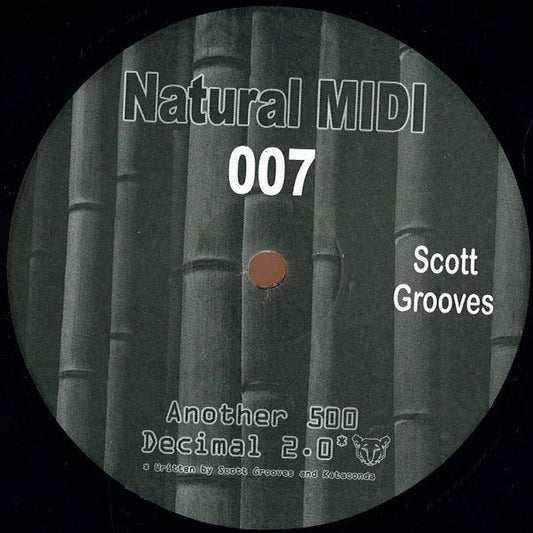 Lado A del vinilo Scott Grooves – Another 500 en 12", etiqueta Natural Midi 007 con Another 500 y Decimal 2.0, diseño bambú gris.