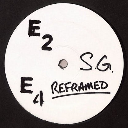 Etiqueta central del lado A del vinilo Scott Grooves – E2E4 Reframed, edición white label de Natural Midi con título, iniciales S.G. y diseño minimalista.