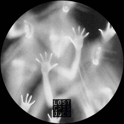 Etiqueta central lado B del vinilo Shlomi Aber – Episode 7 en Lost Episodes, arte minimalista en blanco y negro con manos difuminadas.