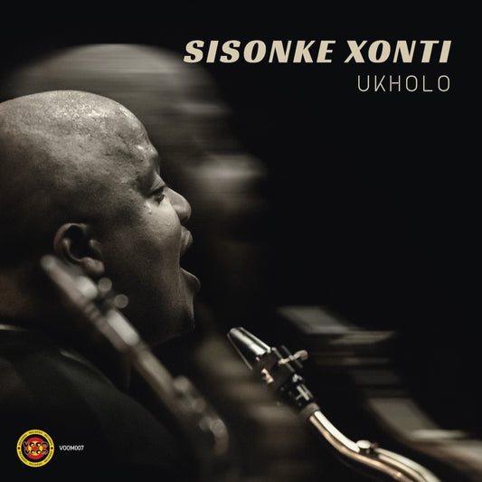 Portada del vinilo Sisonke Xonti – uKholo, con retrato monocromático del saxofonista y título en color crema.