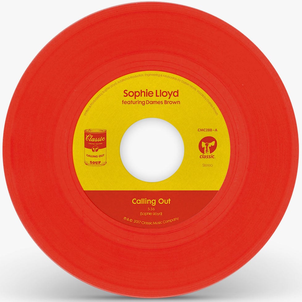 Portada delantera del vinilo rojo de 7" de Sophie Lloyd junto a Dames Brown, publicado por Classic. Texto impreso: "Calling Out".