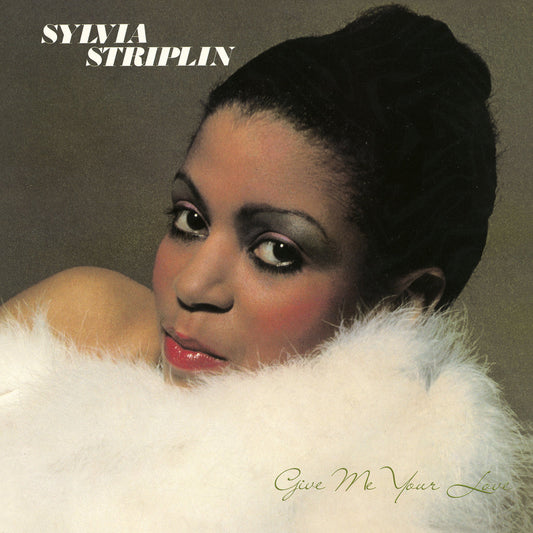 Portada del vinilo Sylvia Striplin – Give Me Your Love, retrato de la cantante entre plumas blancas sobre fondo oscuro.