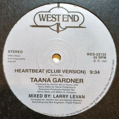 Etiqueta del lado B del vinilo con la versión club de “Heartbeat” de Taana Gardner. Texto impreso: duración 9:34 min, producido por Kenton Nix.