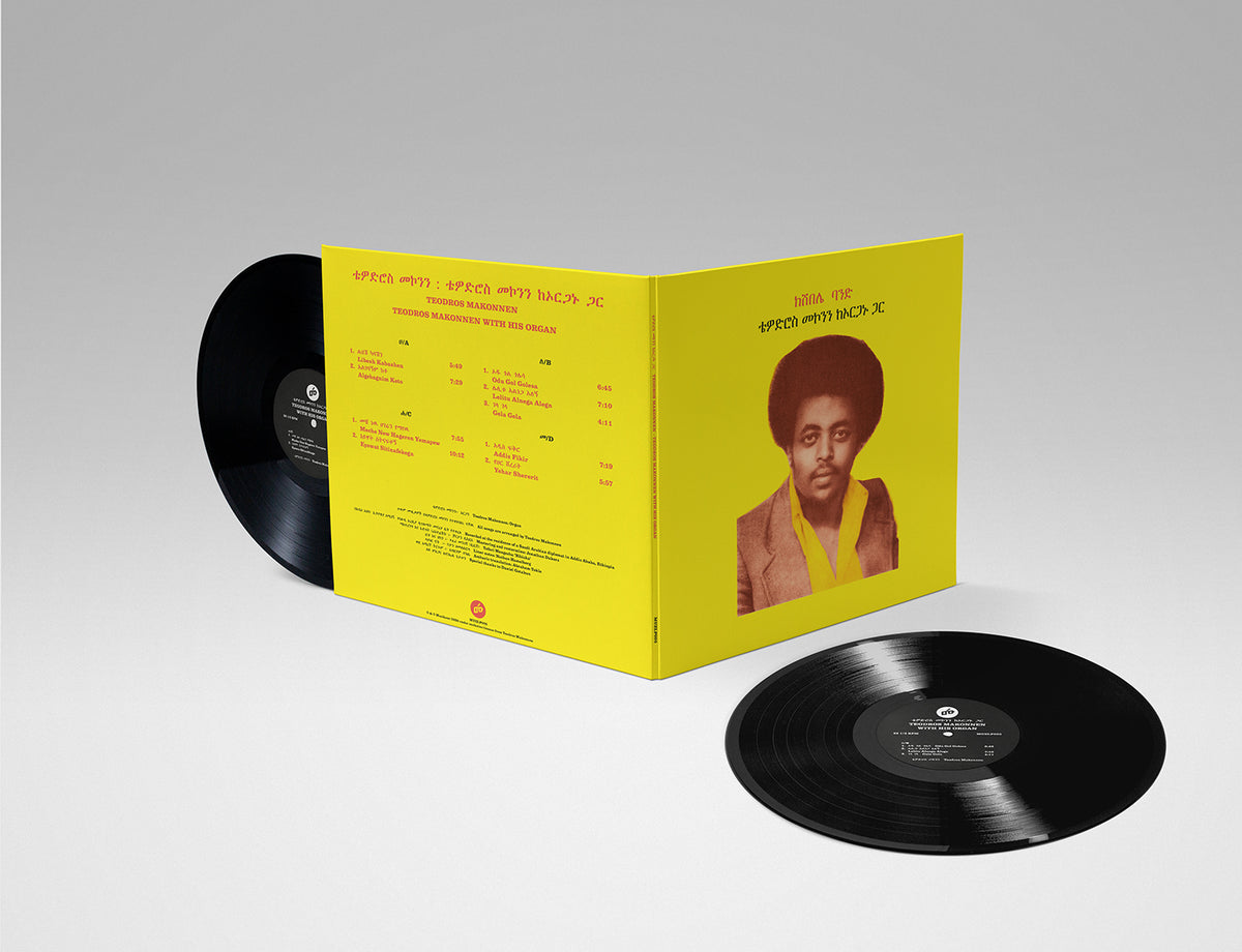 Funda vista por detrás del vinilo Teodros Makonnen – Teodros Makonnen With His Organ con dos discos negros.