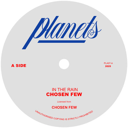 Etiqueta central lado A del vinilo The Chosen Few – In The Rain / Rain Drops en reedición 7" 45 RPM del sello Planets, con créditos y número de catálogo visibles en diseño gris y rojo.