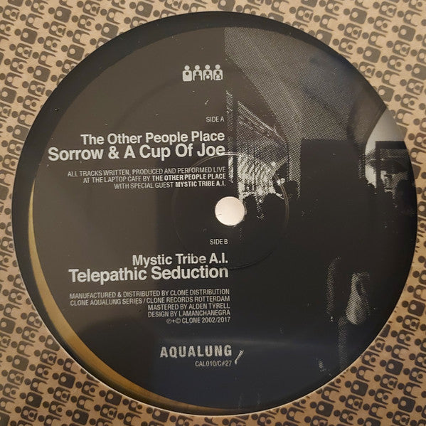 Portada delantera del vinilo 12" [The Other People Place – Sunday Night Live At The Laptop Cafe, Clone Aqualung Series]. Texto impreso: "Sorrow & A Cup Of Joe", créditos en vivo con Mystic Tribe A.I., lado A.