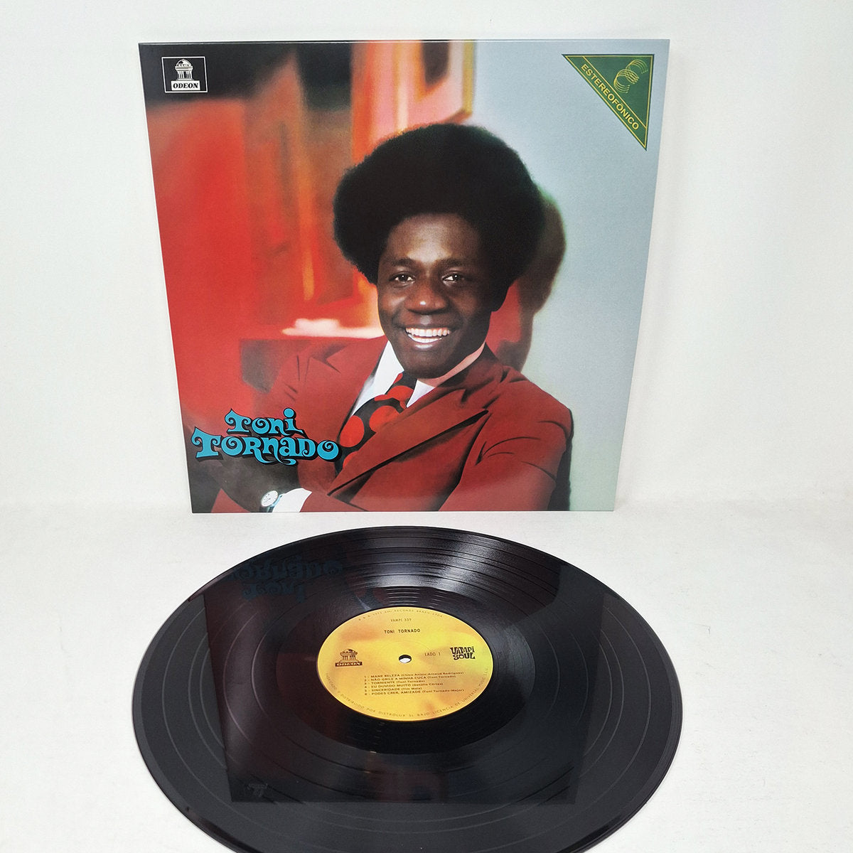 Vinilo Toni Tornado – Toni Tornado de Vampi Soul, fotografiado fuera de su funda junto a la portada.