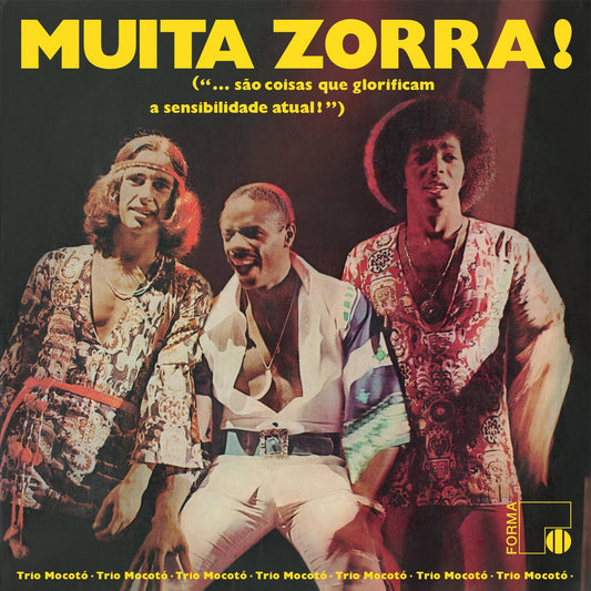 Portada del vinilo Trio Mocotó – Muita Zorra!, con el trío retratado y título amarillo sobre fondo oscuro.