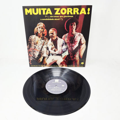 Vinilo Trio Mocotó – Muita Zorra! en color negro, junto a la portada, con etiqueta central Forma visible.